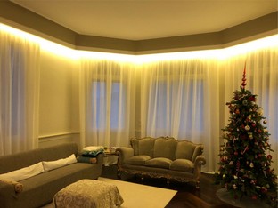 tende-tradizionali-nascosta-da-mantovana-effetto-luce-2.jpg
